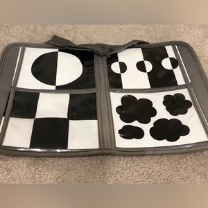 LOVEVERY Travel Card Holder & 4 double sided black & white Montessori cards